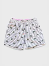 Short de baño celeste con rayas verticales blancas y estampado de flores blancas.