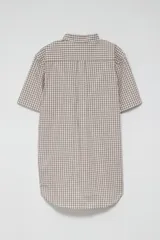 Camisa de manga corta con estampado a cuadros en tonos grises y blancos.