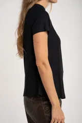 Remera negra de viscosa con elastano, corte ajustado y mangas cortas.