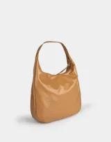 Cartera hobo color camel de cuerina, con cierre superior y asa de hombro.