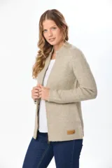 Campera tejida color beige, con cierre frontal y bolsillos laterales.
