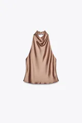 Top color champagne de cuello halter con espalda descubierta y cierre trasero con botones ocultos.