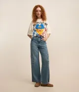 Pantalón cargo de jeans con lavado dirty, corte holgado, bolsillos laterales y trabillas en la cintura.