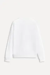 Sudadera celeste de algodón con cuello redondo y manga larga. Tiene un parche conmemorativo del 50 aniversario en el pecho y terminaciones en rib a tono.