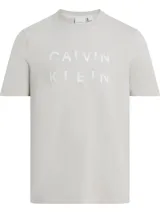 Remera gris claro de algodón con cuello redondo y logo de Calvin Klein estampado en el pecho.