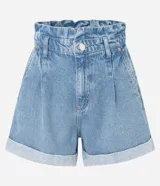 Short baggy de cintura alta confeccionado en jeans de algodón, con trabillas en la cintura, pliegues, bolsillos y ruedo doblado.