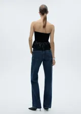 Top negro palabra de honor con corte peplum y falda de lentejuelas.