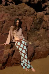 Pollera midi tejida a crochet con diseño de rombos en color marrón y celeste. Tiene elástico en la cintura y llega hasta los tobillos.