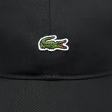 Gorra negra de Lacoste con logo de cocodrilo verde bordado en el frente.