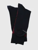 Calcetín largo de hombre, color azul marino y bordó, con diseño de rombos (argyle) en blanco y bordó.