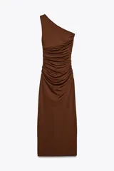 Vestido midi marrón de poliéster, con escote asimétrico y un solo hombro descubierto. Presenta detalle de frunces en la parte delantera y abertura lateral en el bajo.