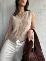 Musculosa beige con escote en V y botones al frente.