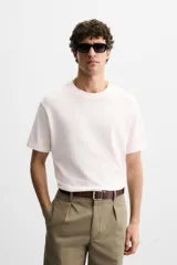 Camiseta marrón de punto de algodón, corte recto, cuello redondo y manga corta con terminaciones en rib.