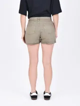 Short de jean color crudo, tiro alto, con bolsillos delanteros y traseros, y ruedo desflecado.