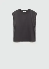 Camiseta gris de algodón con cuello redondo y mangas cortas con tachas plateadas en los hombros.