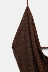 Top de escote drapeado color gris, con tiras finas ajustables en el cuello y la espalda. Detalle de aplicación de abalorios.