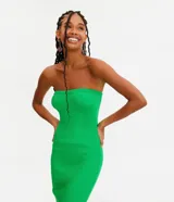 Vestido midi de punto acanalado color verde, sin mangas y con escote recto.