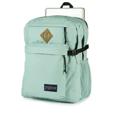 Mochila Jansport Main Campus color verde agua, con logo de la marca en la parte inferior y aplique de cuero sintético en la parte superior. Cuenta con múltiples compartimentos y bolsillos, correas acolchadas y asa de transporte superior.