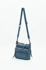 Cartera bandolera azul con diseño matelassé, cadena metálica decorativa y dos correas desmontables. Cuenta con cierre superior y múltiples bolsillos internos.