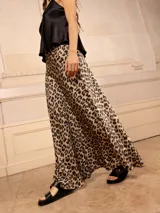 Falda larga de raso con estampado animal print y elástico en la cintura.