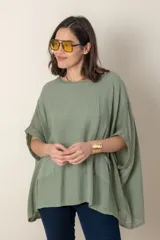 Blusa italiana color verde militar, de lino y algodón, con calado en los costados y espalda, calce holgado y dos bolsillos delanteros.
