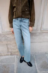 Pantalón de jean gris de corte recto, tiro alto y largo hasta el tobillo.