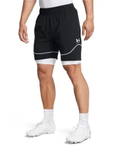 Short deportivo Under Armour Challenger Pro para hombre, color negro con calza interior blanca. Presenta logo de la marca en la pierna derecha y detalles de costuras en los laterales.