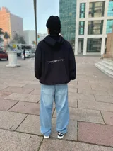 Hoodie negro de felpa con frisa gruesa, corte boxy, calce amplio y estampado en la espalda con la frase "YOUR WAY OF THINKING MAKES ME HOT".