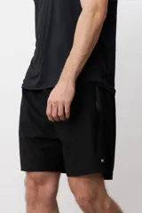 Short deportivo negro con cintura elástica y logo pequeño en la pierna.