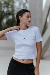 Remera corta blanca de morley con mangas cortas y logo bordado en el centro.