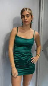 Vestido corto de satén color verde esmeralda, con breteles finos, escote recto y frunces laterales.