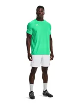 Remera deportiva verde con logo Under Armour blanco en el pecho y detalles de rayas blancas en las mangas.