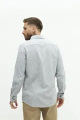 Camisa de manga larga para hombre, color blanco con rayas verticales finas en tonos grises y azules. Confeccionada en una mezcla de lino y algodón, de corte semi slim y logo bordado en el pecho.