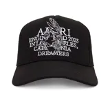 Gorro tipo trucker negro con visera curva, paneles frontales rígidos y paneles traseros de malla. Presenta un estampado frontal con el logo de Amiri, un pegaso y texto en color blanco.