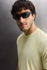 Shorts de running negros confeccionados en tejido técnico ligero y elástico con forro interior.