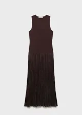 Vestido largo marrón sin mangas, de corte recto y cuello redondo.