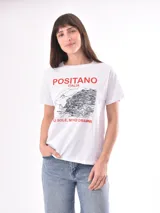 Remera color crudo con estampado de un pez rojo en el frente.