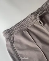 Bermuda gris de algodón premium con cintura elástica ajustable con cordón.