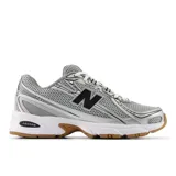 Championes New Balance 740 plateados con detalles en negro, blanco y marrón.