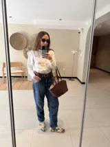 Camisa blanca de lino con cuello mao y detalle de puntilla de algodón en cuello y cartera de botones. Cierre frontal con botones de nácar.