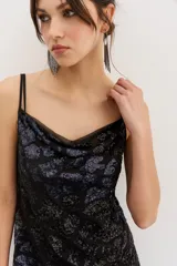 Vestido mini negro con breteles regulables, tul bordado con lentejuelas y viso a tono.