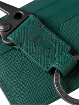 Set de regalo Tommy Hilfiger que incluye un tarjetero y un llavero a juego, ambos confeccionados en cuero con textura Saffiano de color verde oscuro. El tarjetero cuenta con múltiples ranuras para tarjetas y el escudo TH grabado en relieve en la parte frontal. El llavero posee un cierre de pinza metálico y una anilla con el logo de la marca grabado.