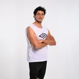 Chaleco de entrenamiento blanco sin mangas con logo de Umbro en negro, ideal para actividades deportivas.
