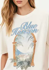 Remera color ladrillo con estampa de un velero y texto "Sunshine Sail Yatch Club".