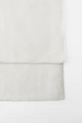 Bufanda rectangular color blanco, tejida en punto liso.