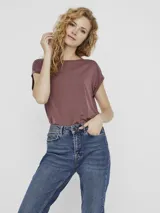 Camiseta color marrón con cuello redondo y mangas cortas con dobladillo.