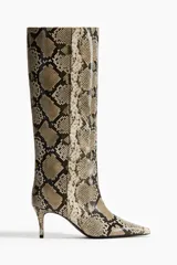 Botas altas de caña recta con estampado de piel de serpiente en tonos beige, marrón y negro. Poseen punta fina y taco aguja bajo.