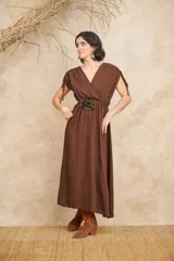 Vestido midi marrón de crepé bubblé con escote en V, mangas cortas con lazos y cinturón con adorno de flor de strass.