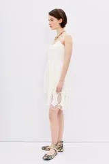 Vestido corto blanco de algodón con breteles finos y detalle de encaje en el ruedo.