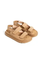 Sandalias negras de cuero con dos tiras ajustables con velcro.